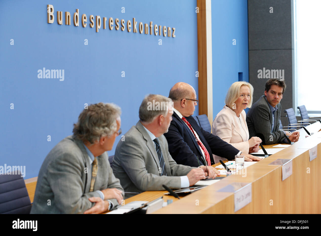 Berlin, Allemagne. September 27th, 2013. Le groupe d'experts intergouvernemental sur l'évolution du climat (GIEC) a le le cinquième rapport d'évaluation du GIEC (RE5), "Climate Change 2013, The Physical Science Basis ", a présenté. Altmaie FM, FM Wanka, UBA Président Flasbarth a et le professeur Lemke, chef du département des Sciences de l'environnement de l'Institut Alfred Wegener pour la recherche polaire et marine, donnent une conférence de presse conjointe sur le rapport à la Haus der Bundespressekonferenz à Berlin. / Photo : Professeur Lemke, chef du département des Sciences de l'environnement de l'Institut Alfred Wegener pour un Polar Banque D'Images