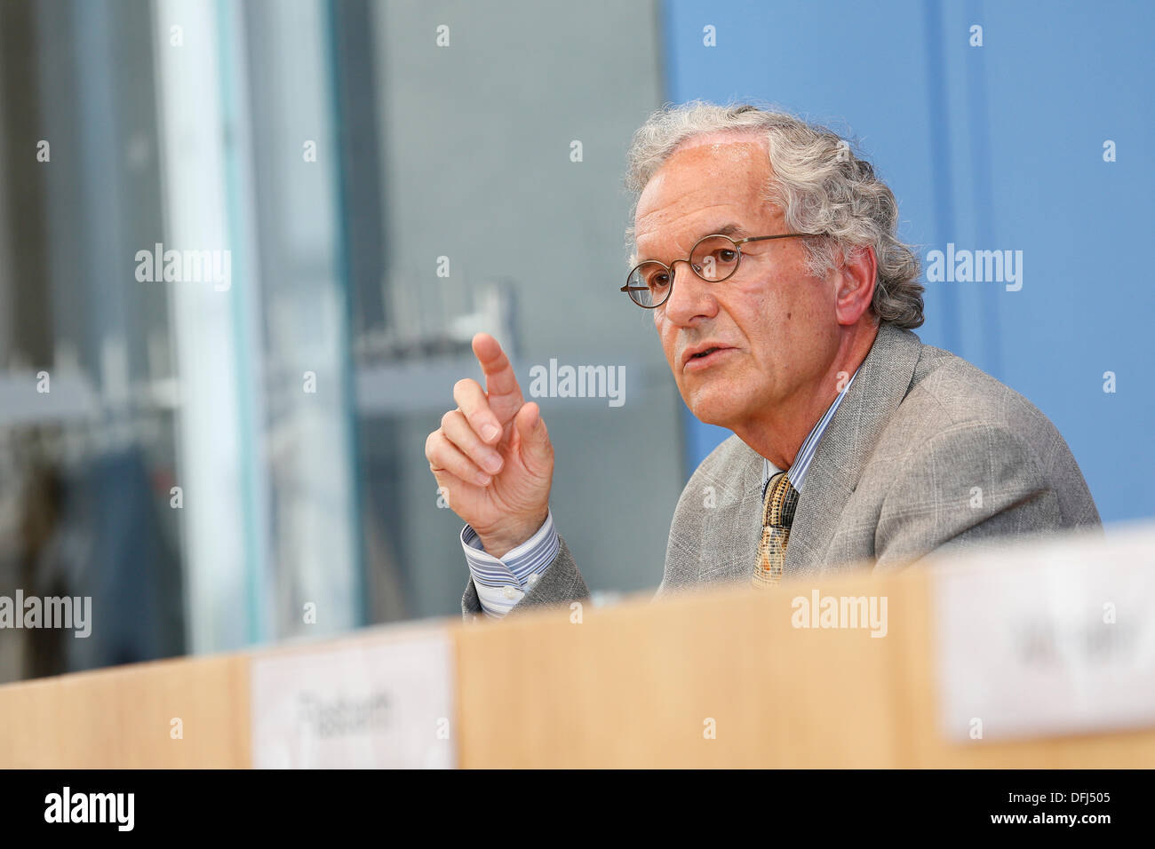 Berlin, Allemagne. September 27th, 2013. Le groupe d'experts intergouvernemental sur l'évolution du climat (GIEC) a le le cinquième rapport d'évaluation du GIEC (RE5), "Climate Change 2013, The Physical Science Basis ", a présenté. Altmaie FM, FM Wanka, UBA Président Flasbarth a et le professeur Lemke, chef du département des Sciences de l'environnement de l'Institut Alfred Wegener pour la recherche polaire et marine, donnent une conférence de presse conjointe sur le rapport à la Haus der Bundespressekonferenz à Berlin. / Photo : Professeur Lemke, chef du département des Sciences de l'environnement de l'Institut Alfred Wegener pour un Polar Banque D'Images