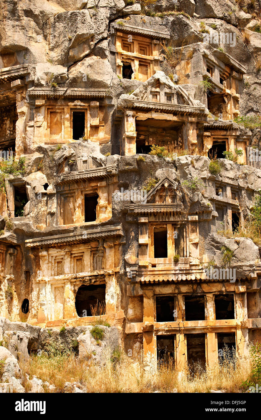 Les anciennes tombes Lyciennes fronts au-dessus des ruines de l'antique ville de Myra, Anatolie, Turquie. Banque D'Images