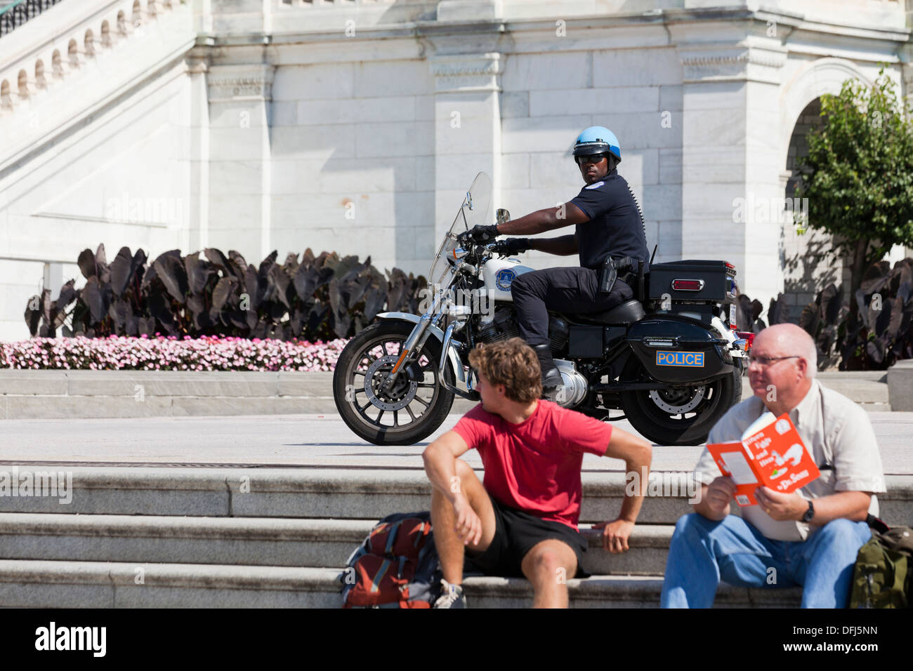 Capitole agent de police sur la moto en gardant oeil sur foule sur la colline du Capitole - Washington, DC USA Banque D'Images