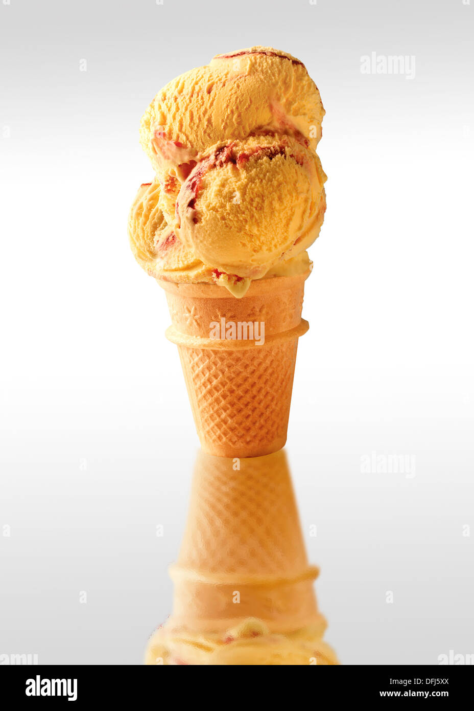 Ondulation framboise glace dans une gaufrette à remous Banque D'Images