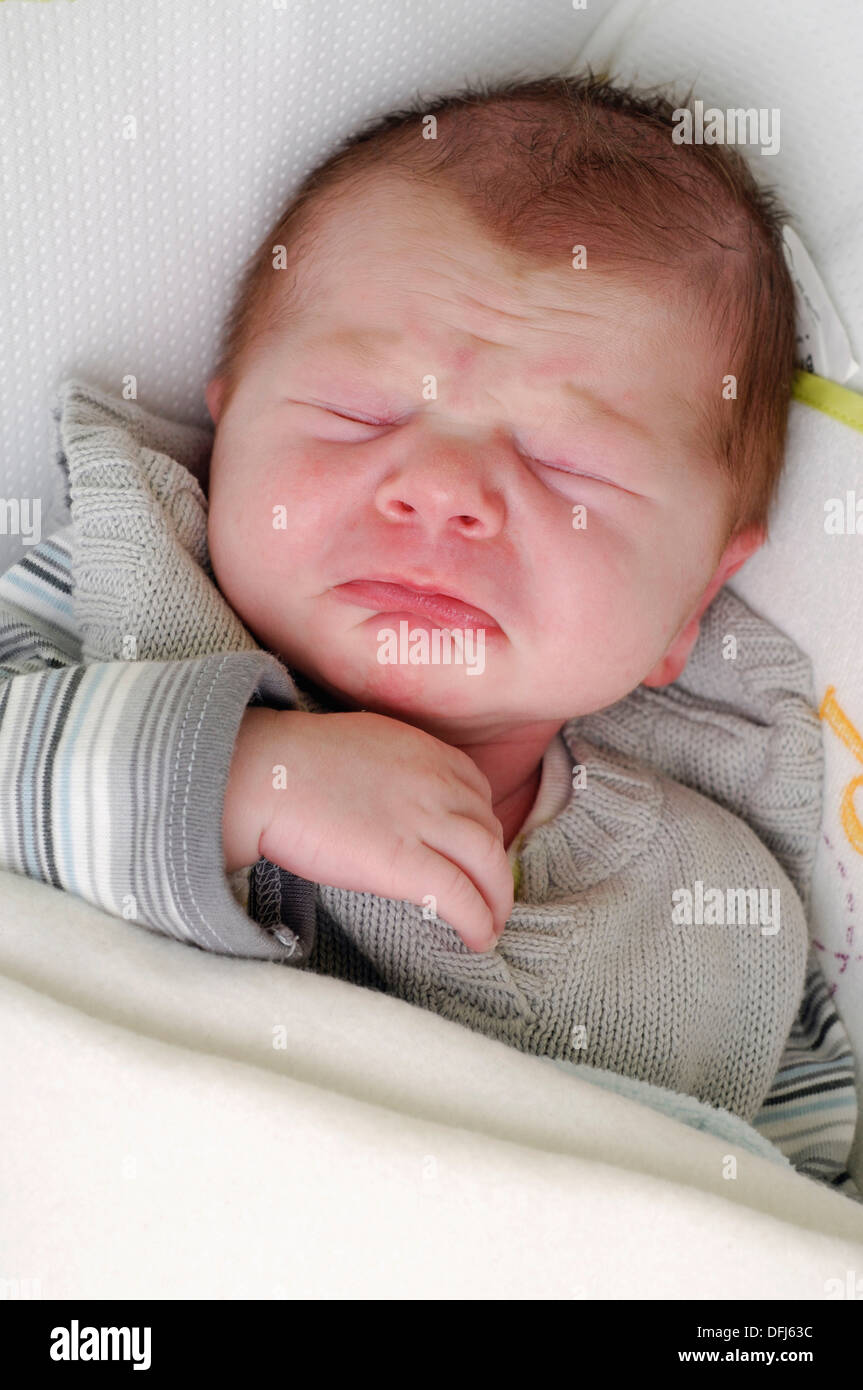 Bebe Garcon 3 Semaines Faisant Un Sade Face Au Cours De Son Sommeil Cauchemar Photo Stock Alamy