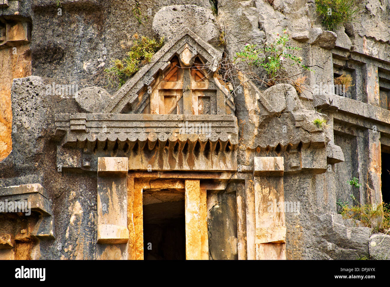 Les anciennes tombes Lyciennes fronts au-dessus des ruines de l'antique ville de Myra, Anatolie, Turquie. Banque D'Images