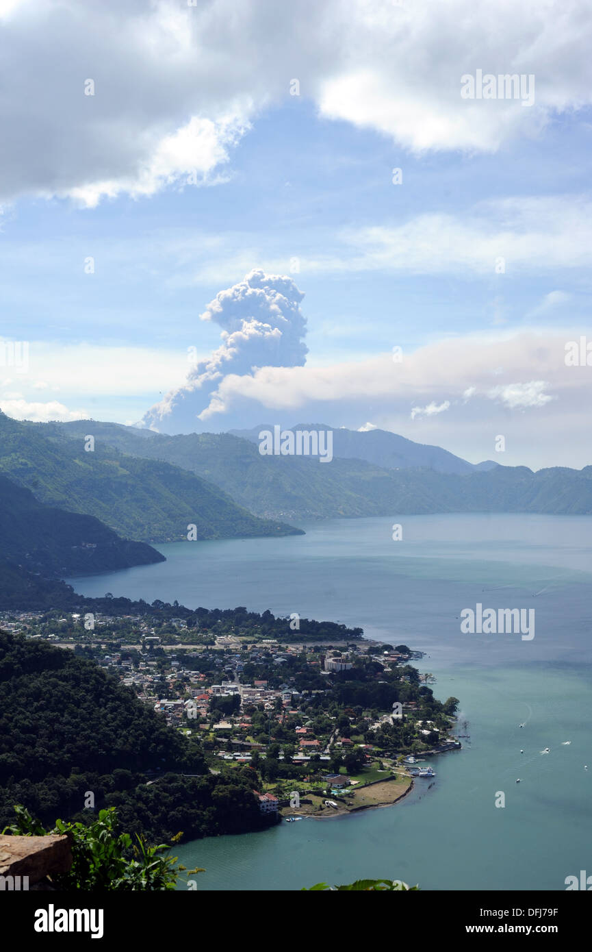 Éruption du volcan Fuego au Guatemala de San Jorge La Laguna, Solola, un des villages par le lac Atitlan 16/09/2012. Banque D'Images