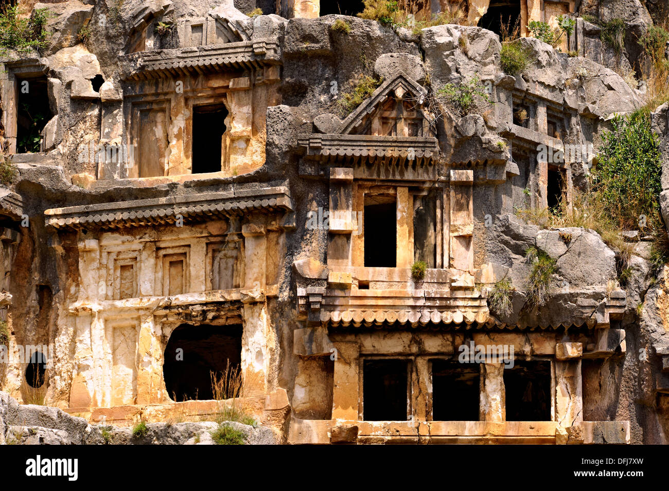 Les anciennes tombes Lyciennes fronts au-dessus des ruines de l'antique ville de Myra, Anatolie, Turquie. Banque D'Images