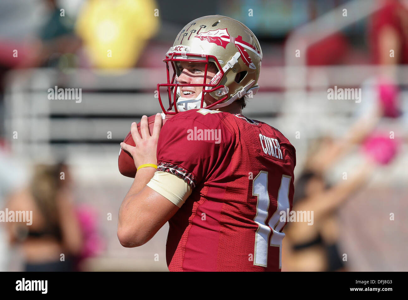 Tallahassee, FL, USA. 05Th Oct, 2013. 05 octobre 2013 : Florida State Seminoles quarterback Jacob Coker (14) se réchauffe avant le début du jeu entre les Maryland Terrapins et la Florida State Seminoles à Doak S. Campbell Stadium. Credit : Cal Sport Media/Alamy Live News Banque D'Images