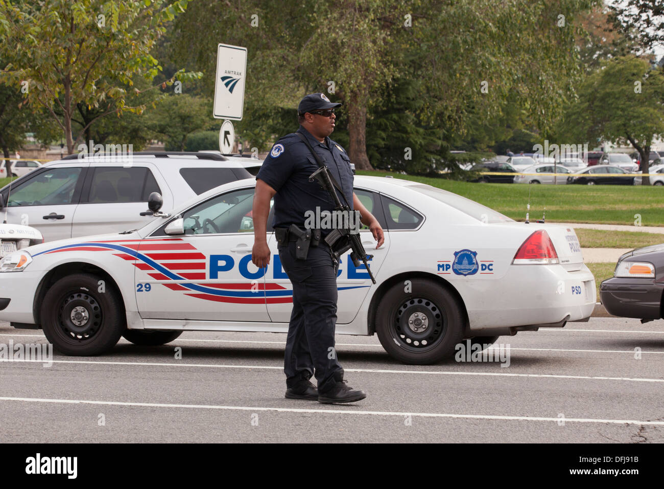 Policier portant un fusil semi-auto sur la scène de crime - Washington, DC USA Banque D'Images