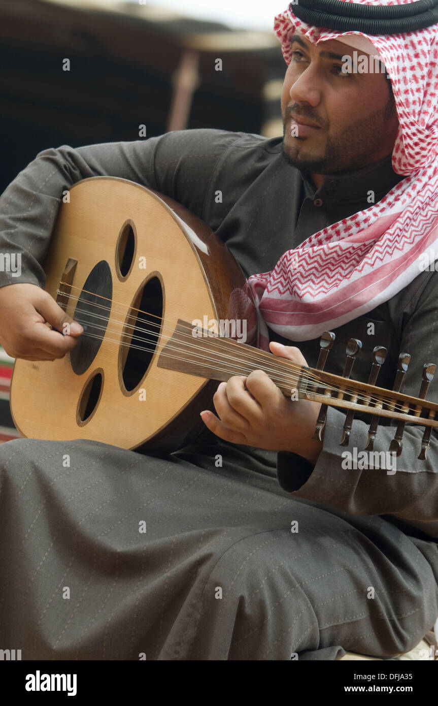 Homme jouant de la guitare arabe, le Wadi Rum, Jordanie Photo Stock - Alamy