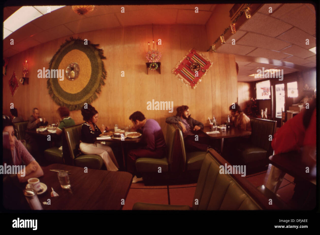 À l'intérieur du Mi Tierra Cafe, un établissement ouvert 24 heures sur 24 au cœur de Produce Row, connu pour être un centre d'activités et de rassemblement communautaire. Banque D'Images