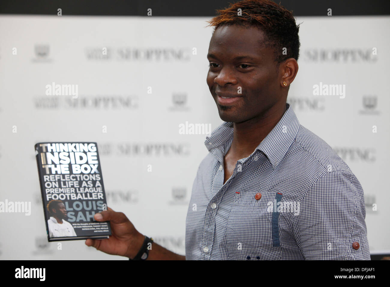 Louis Saha du joueur de Tottenham Hotspur est titulaire d'une copie de sa nouvelle autobiographie, pensant à l'intérieur de la boîte : réflexions sur la vie que Banque D'Images