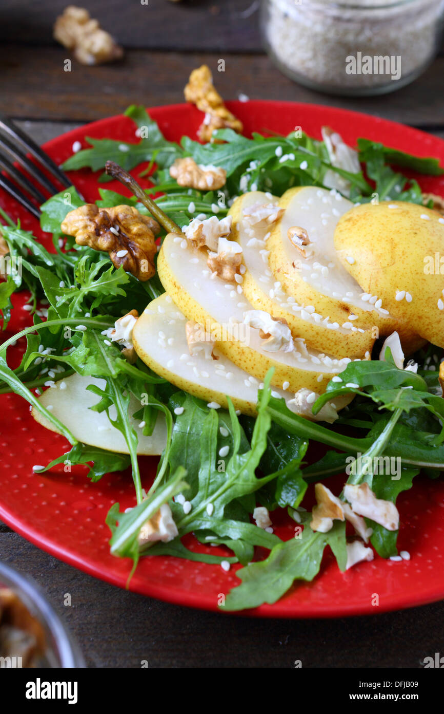Tranches de poire juteuse et noyer, de l'alimentation close up Banque D'Images