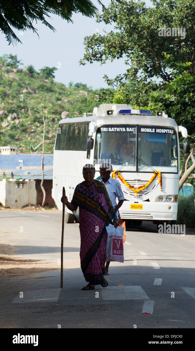 La marche indienne de Sri Sathya Sai Baba l'hôpital clinique de services mobiles de proximité. L'Andhra Pradesh, Inde Banque D'Images