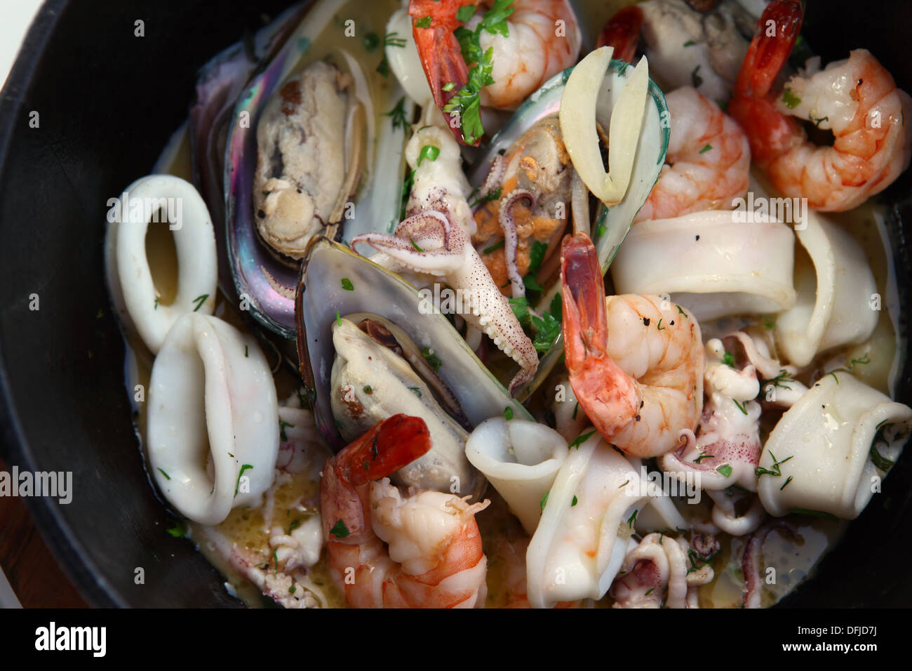 La Bouillabaisse de fruits de mer avec crevettes, moules et calamars Banque D'Images