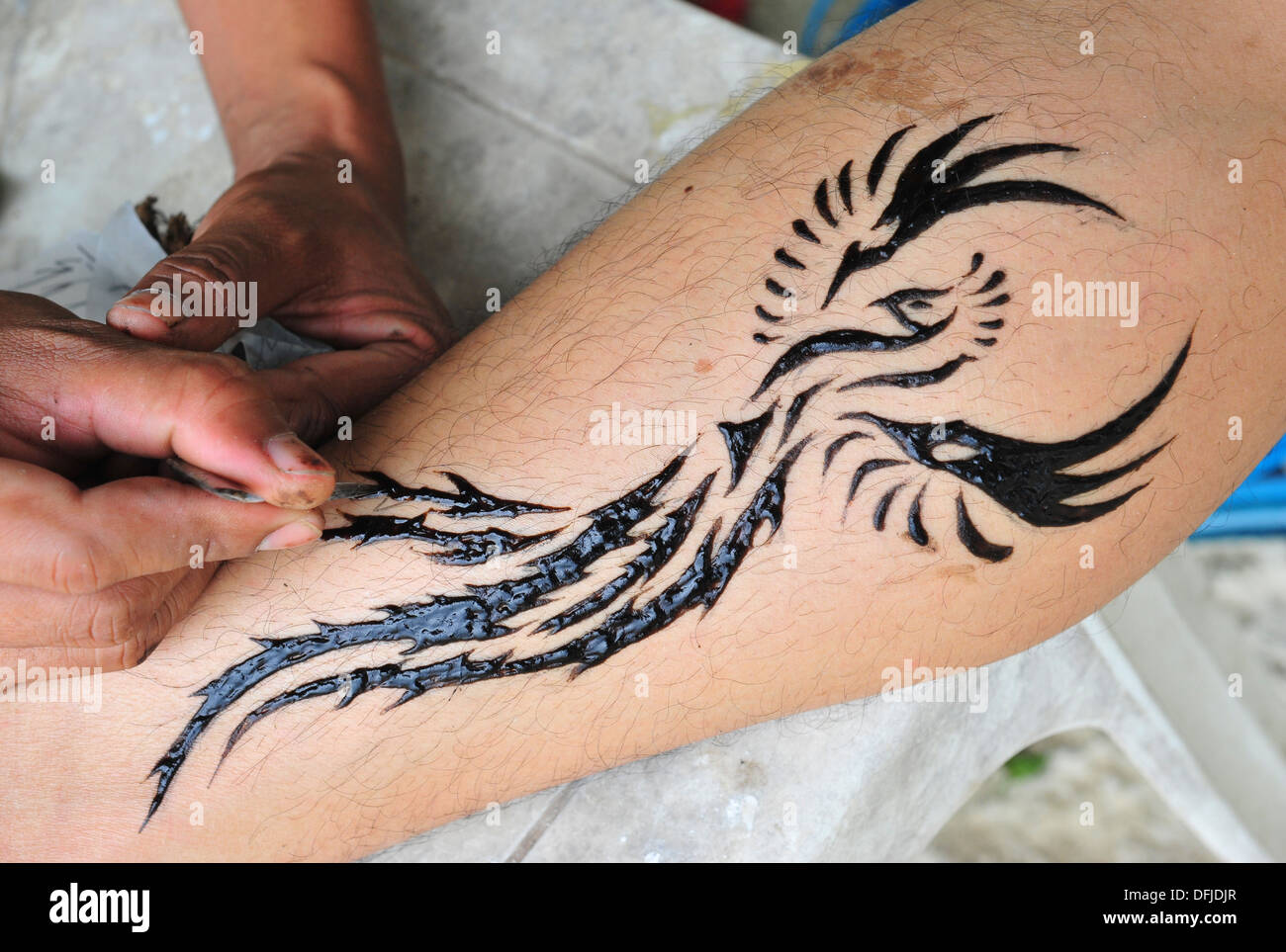 Tatouage au henné sur Sai Kaew beach (Koh Samet, Thaïlande) Banque D'Images
