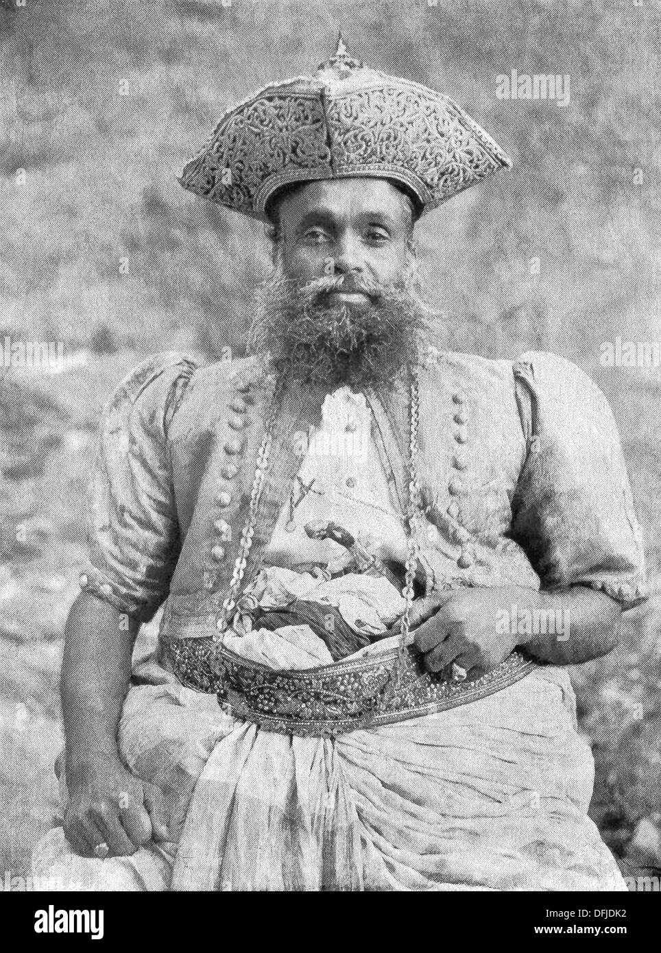 Cette photo de Penrose annuel picturale pour 1900 montre un chef Kandyan où le Sri Lanka a fait partie de l'empire colonial. Banque D'Images