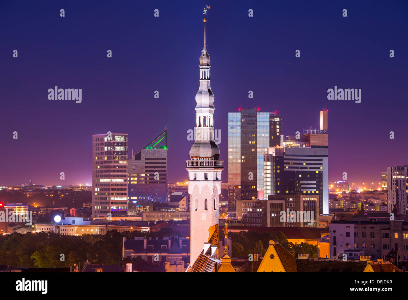 Skyline de Tallinn, Estonie avec la vieille ville et la nouvelle ville. Banque D'Images