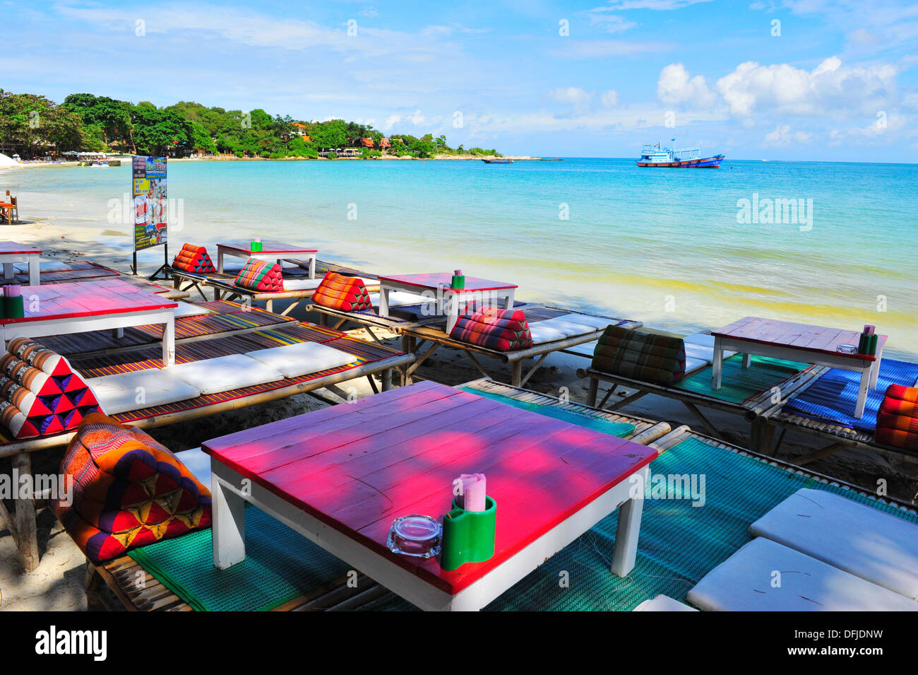 Îles et plages de la Thaïlande - Détendez-vous sur coussins triangle thaïlandais à Wong Duan Beach, Koh Samet island, Thaïlande Banque D'Images