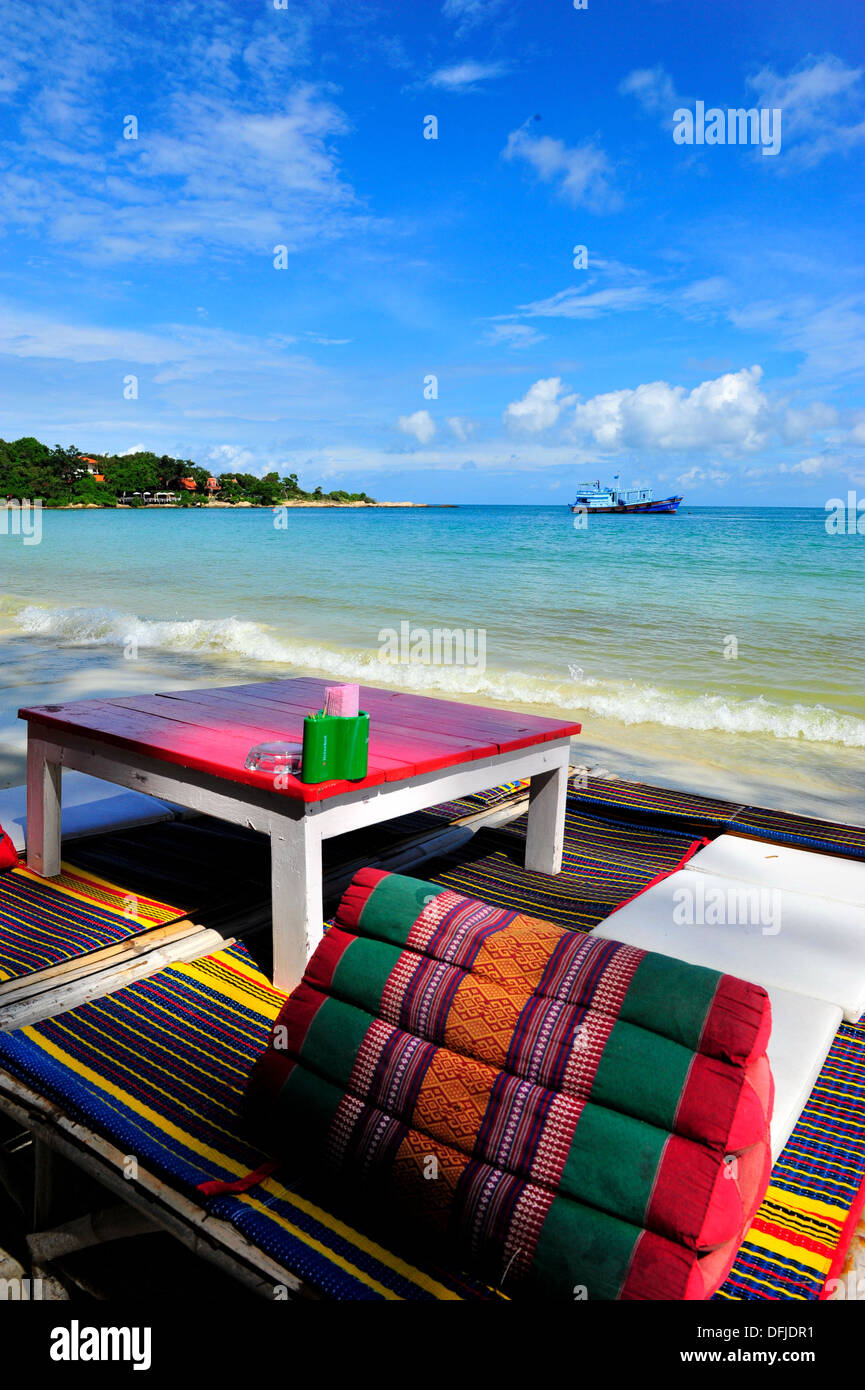 Détendez-vous sur coussins triangle thaïlandais à Wong Duan Beach, Koh Samet island, Thaïlande Banque D'Images