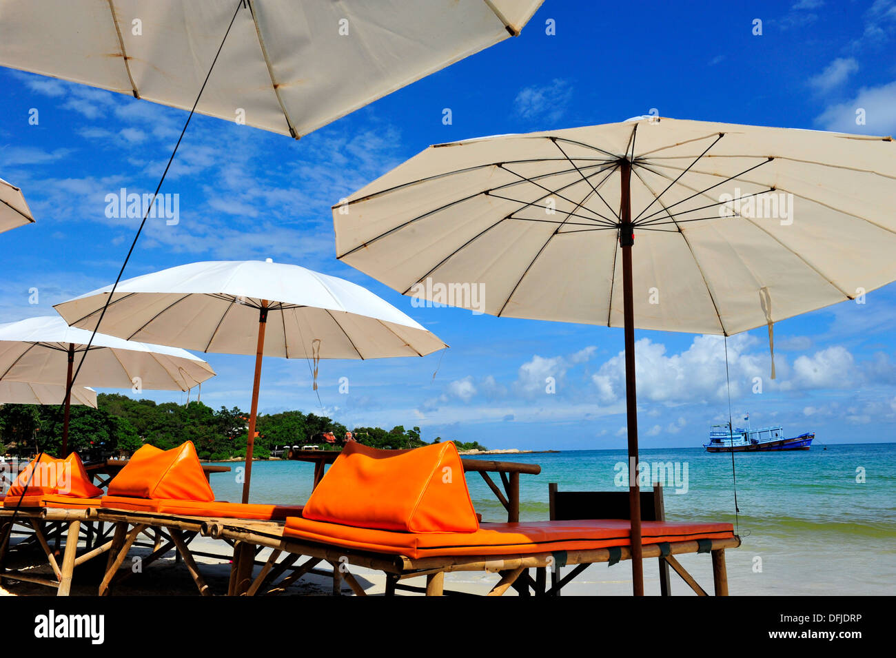 Détendez-vous sur coussins triangle thaïlandais à Wong Duan Beach, Koh Samet island, Thaïlande Banque D'Images