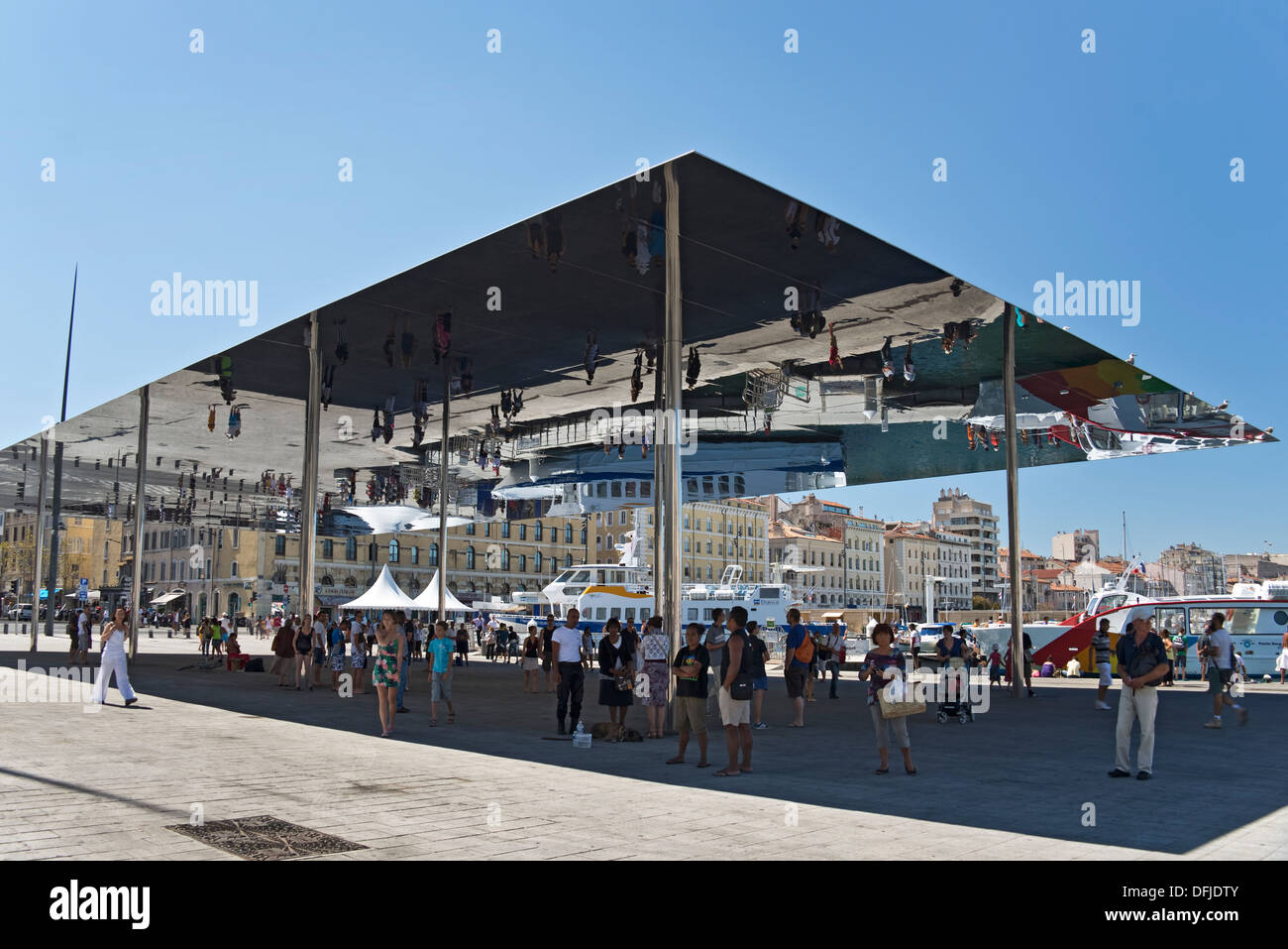 Les touristes dans le cadre de l'Ombrière, un immense miroir sur le vieux port de Marseille, France Banque D'Images