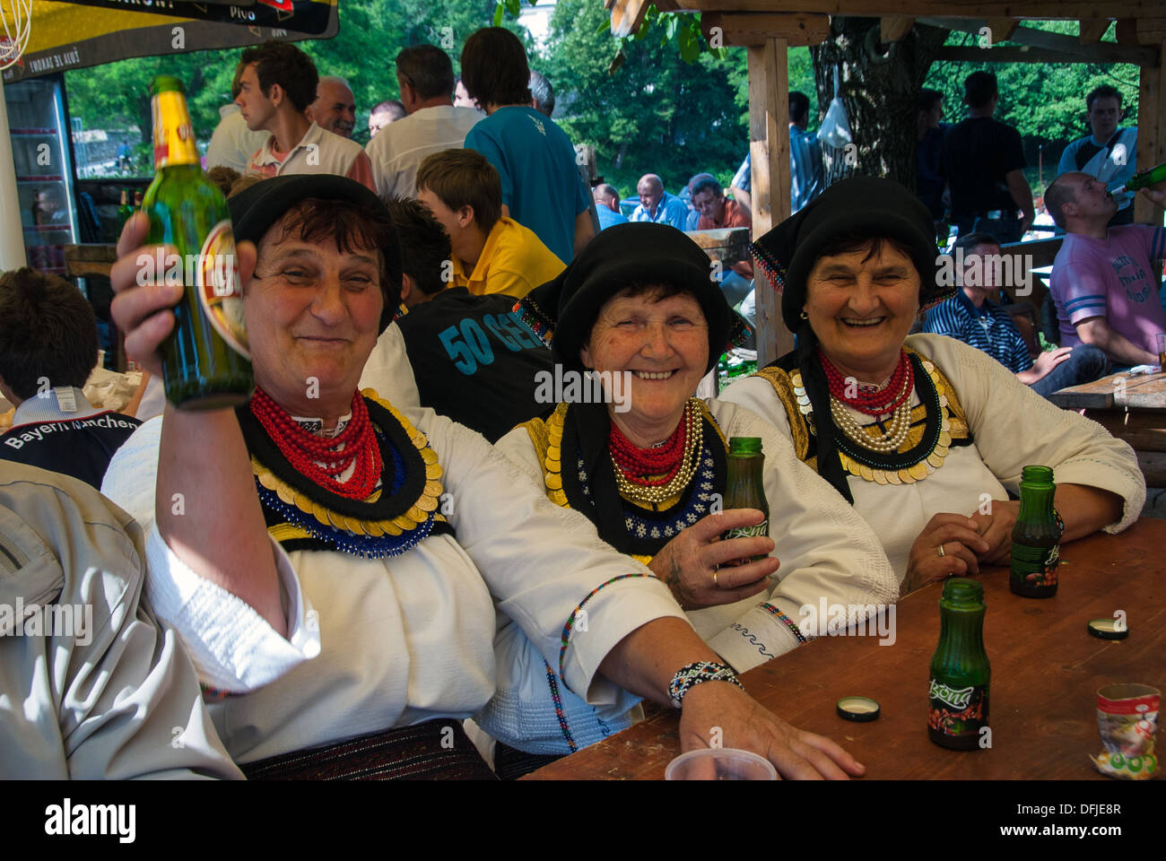 Trois femmes non identifiées avec les vêtements traditionnels de Kraljeva Sutjeska, Bosnie-et-Herzégovine. Banque D'Images