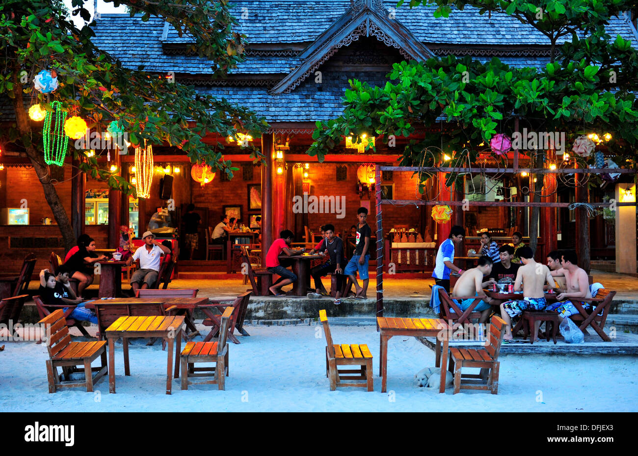 Îles et plages de la Thaïlande - salle à manger sur la plage de Sai Kaew beach, Koh Samui, Thaïlande Banque D'Images