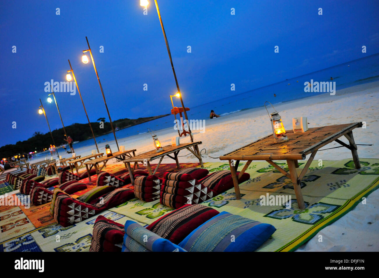 Îles et plages de la Thaïlande - coin sur coussins triangle thaïlandais dans le sable à Sai Kaew Beach, Koh Samet island, Thaïlande Banque D'Images