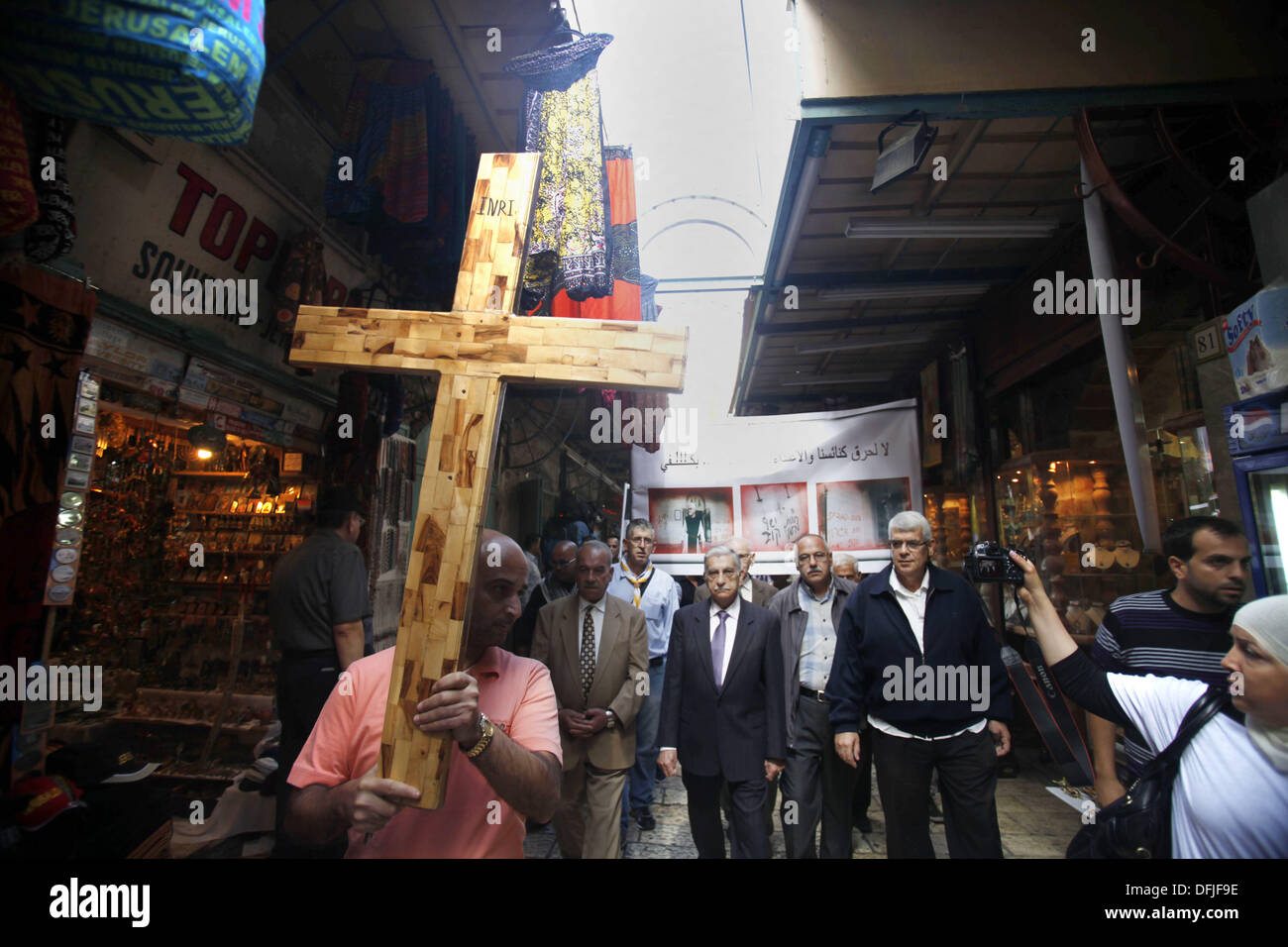 Jérusalem, Jérusalem, territoire palestinien. 6Th Oct 2013. Un manifestant palestinien est titulaire d'une croix au cours d'une manifestation contre les actes de vandalisme sur des sites chrétiens en Israël et dans les territoires occupés de Cisjordanie, à l'extérieur de la vieille ville de Jérusalem le 6 octobre 2013. La semaine dernière quatre nationalistes juifs présumés ont été arrêtés pour casser des pierres tombales dans un cimetière chrétien près de la vieille ville fortifiée de Jérusalem : Crédit Saeed Qaq/APA Images/ZUMAPRESS.com/Alamy Live News Banque D'Images