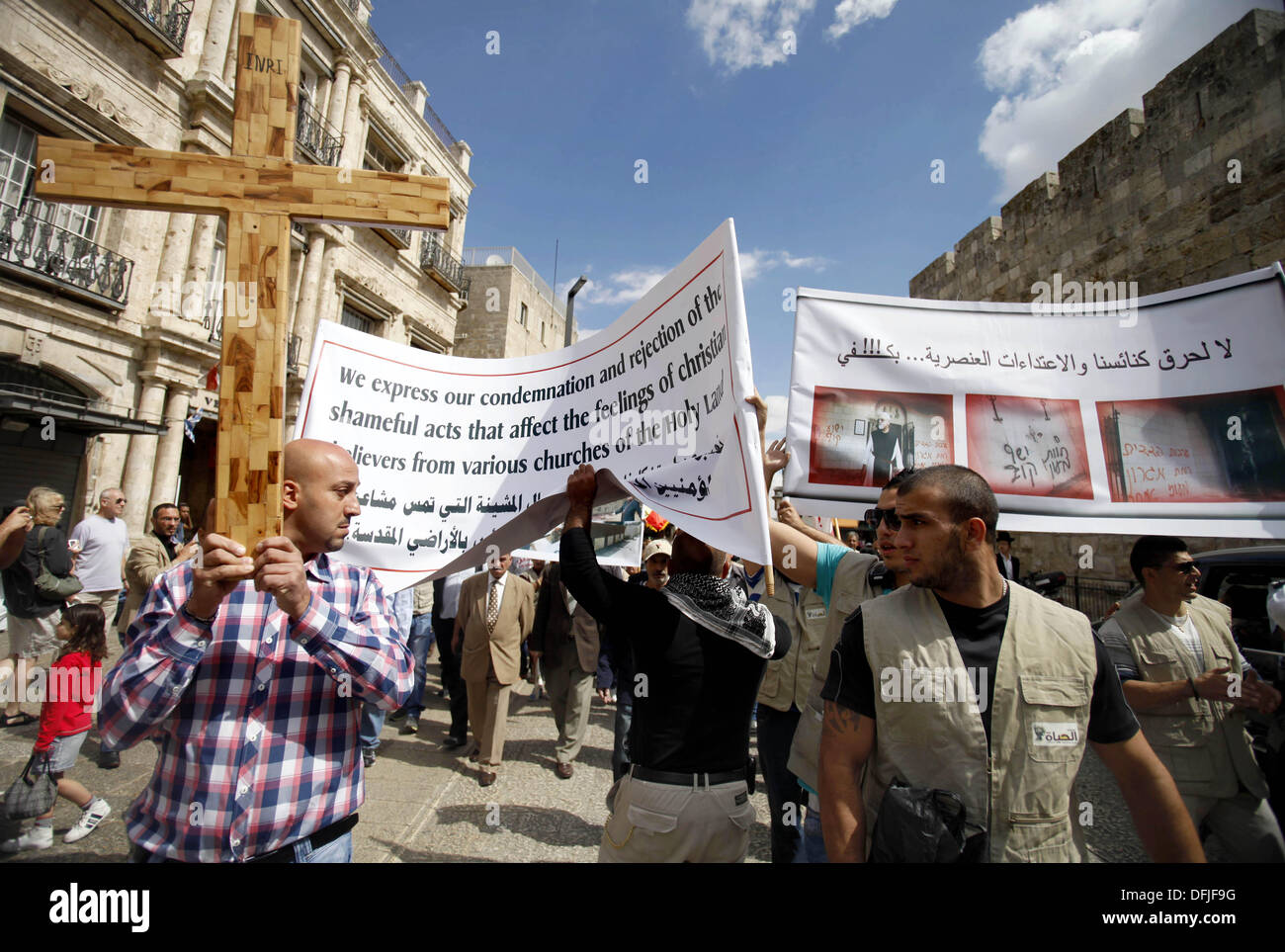 Jérusalem, Jérusalem, territoire palestinien. 6Th Oct 2013. Un manifestant palestinien est titulaire d'une croix au cours d'une manifestation contre les actes de vandalisme sur des sites chrétiens en Israël et dans les territoires occupés de Cisjordanie, à l'extérieur de la vieille ville de Jérusalem le 6 octobre 2013. La semaine dernière quatre nationalistes juifs présumés ont été arrêtés pour casser des pierres tombales dans un cimetière chrétien près de la vieille ville fortifiée de Jérusalem : Crédit Saeed Qaq/APA Images/ZUMAPRESS.com/Alamy Live News Banque D'Images