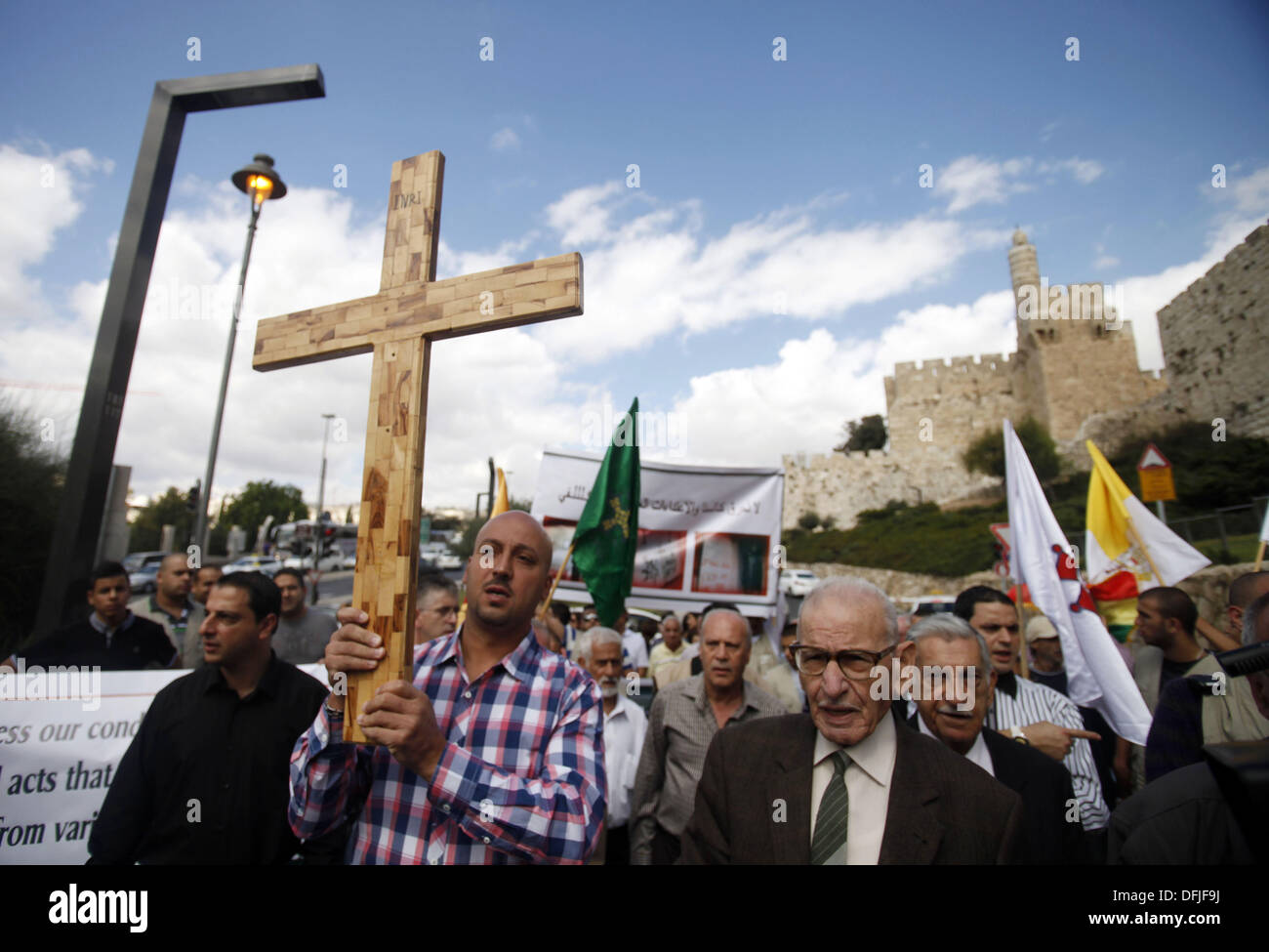 Jérusalem, Jérusalem, territoire palestinien. 6Th Oct 2013. Un manifestant palestinien est titulaire d'une croix au cours d'une manifestation contre les actes de vandalisme sur des sites chrétiens en Israël et dans les territoires occupés de Cisjordanie, à l'extérieur de la vieille ville de Jérusalem le 6 octobre 2013. La semaine dernière quatre nationalistes juifs présumés ont été arrêtés pour casser des pierres tombales dans un cimetière chrétien près de la vieille ville fortifiée de Jérusalem : Crédit Saeed Qaq/APA Images/ZUMAPRESS.com/Alamy Live News Banque D'Images