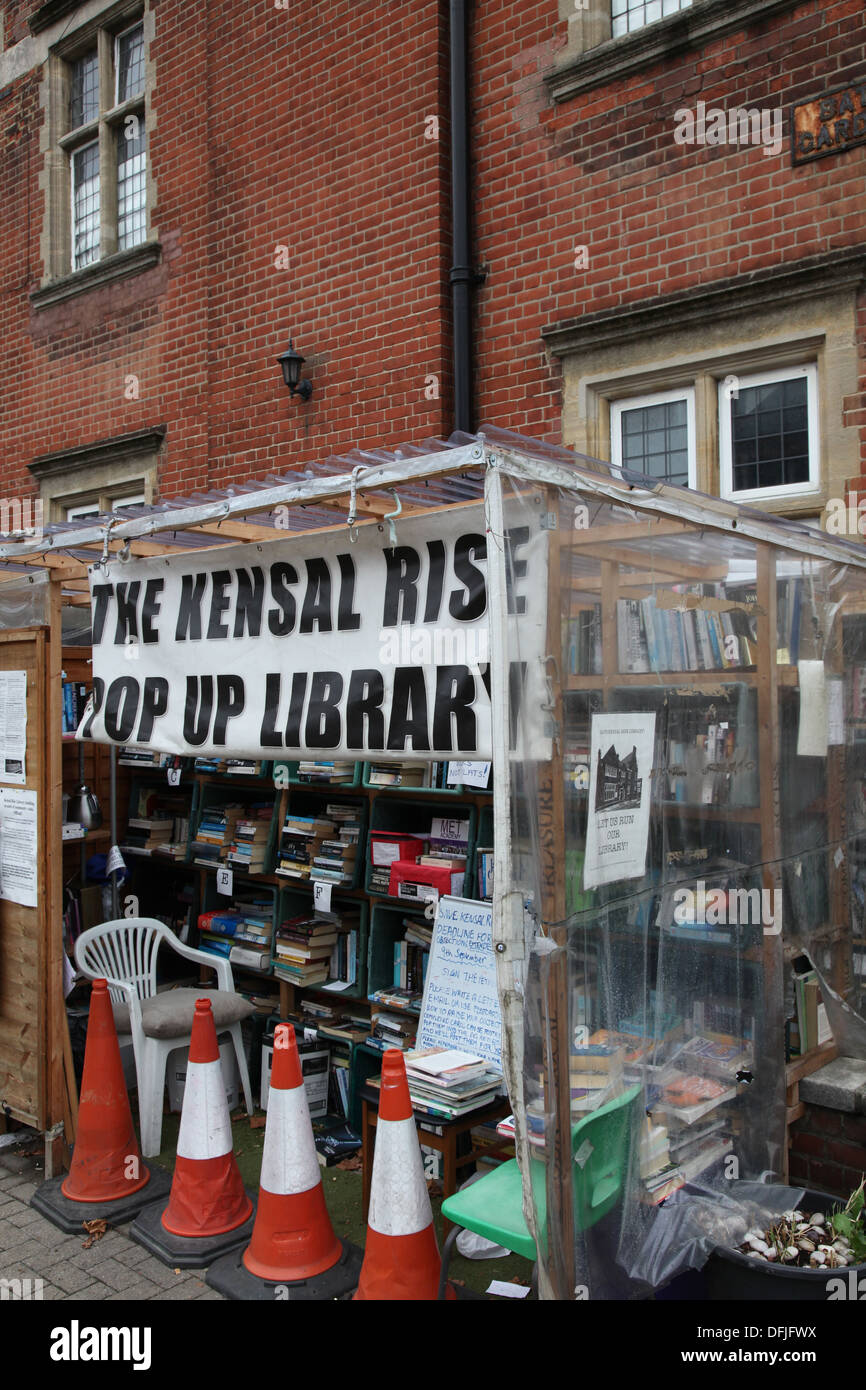 Une ancienne bibliothèque dans le nord-ouest de Londres est fermée, mais les résidents ont créé un bibliothèque afin de continuer à servir la communauté Banque D'Images