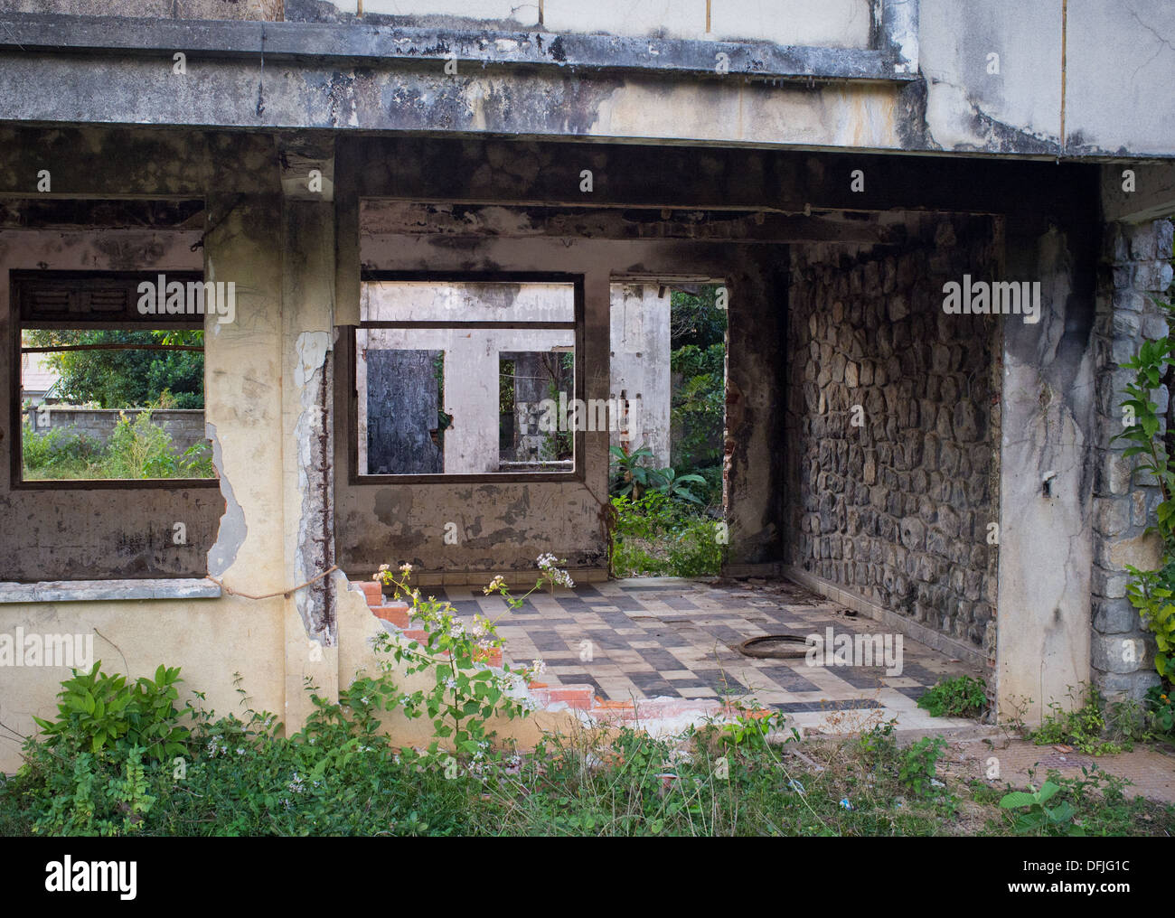 Bâtiment colonial français abandonnés à Kep, au Cambodge. Banque D'Images