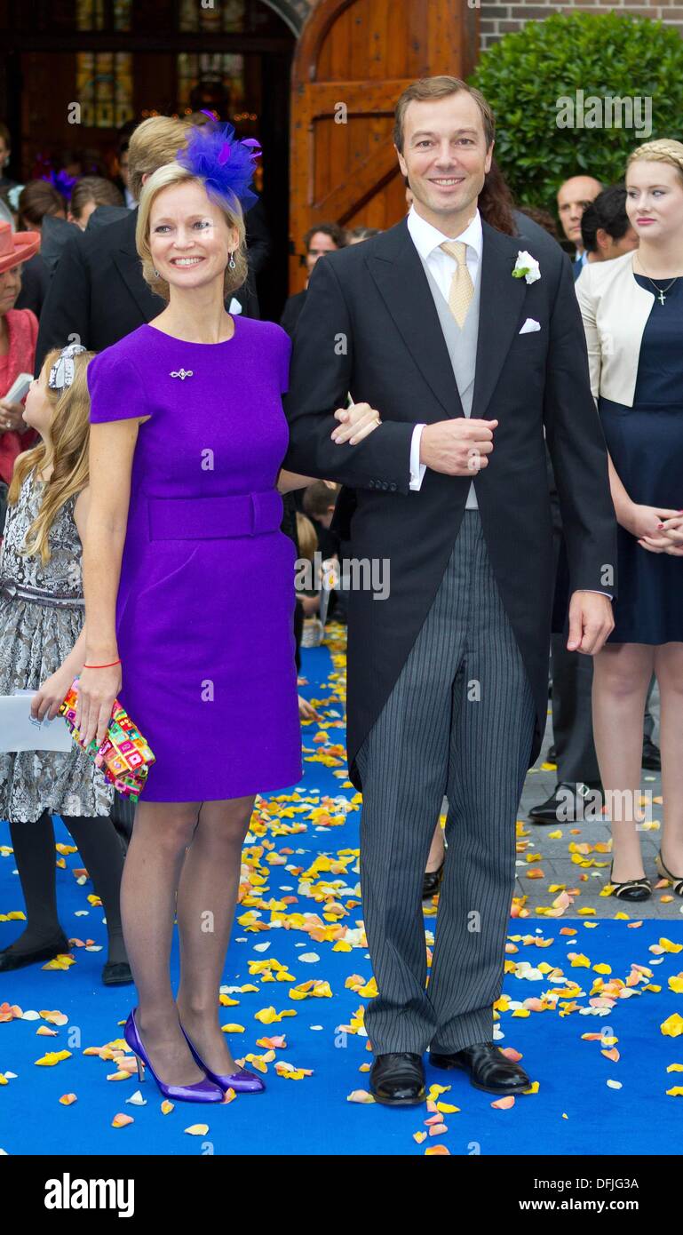 La princesse Maria-Carolina néerlandais de Bourbon de Parme et son mari Albert Brenninkmeijer assister au mariage du Prince Jaime de Bourbon de Parme avec Viktória Cservenyák dans l'Église Onze Lieve Vrouwe ten Hemelopneming à Apeldoorn, le 5 octobre 2013. Photo:PRE/ Albert Philip van der Werf Banque D'Images