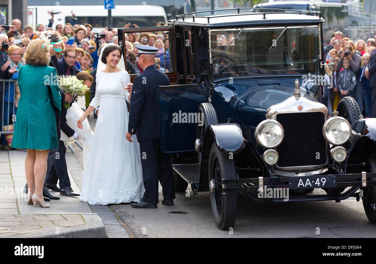 Viktoria épouse Cservenyak arrive pour le mariage du Prince Jaime de Bourbon de Parme en l'Église Onze Lieve Vrouwe ten Hemelopneming à Apeldoorn, le 5 octobre 2013. Photo : PRE/ Albert Philip van der Werf - Banque D'Images