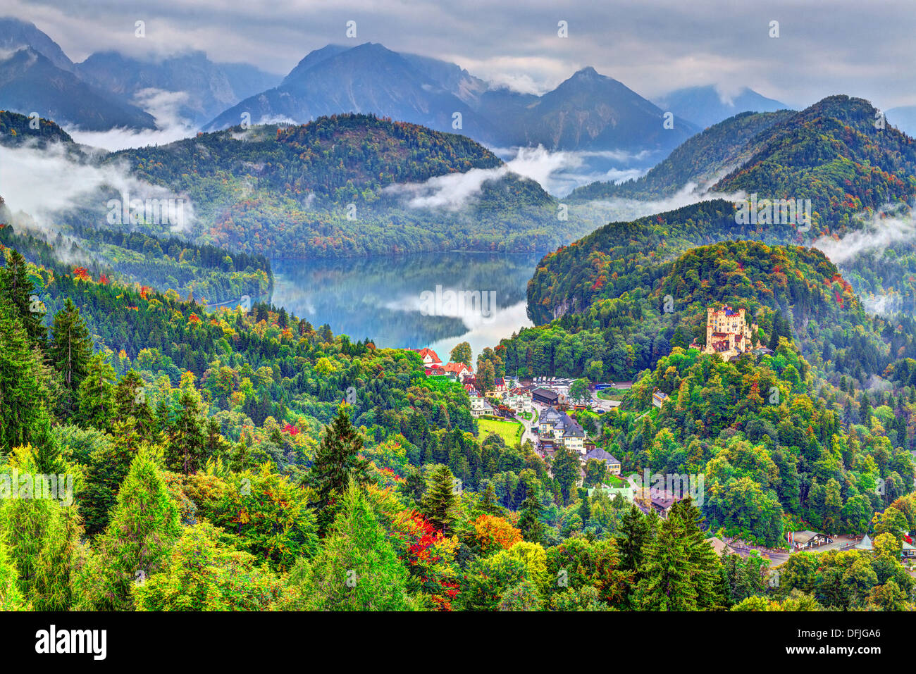 Jour brumeux dans les Alpes bavaroises près de Füssen, Allemagne. Banque D'Images