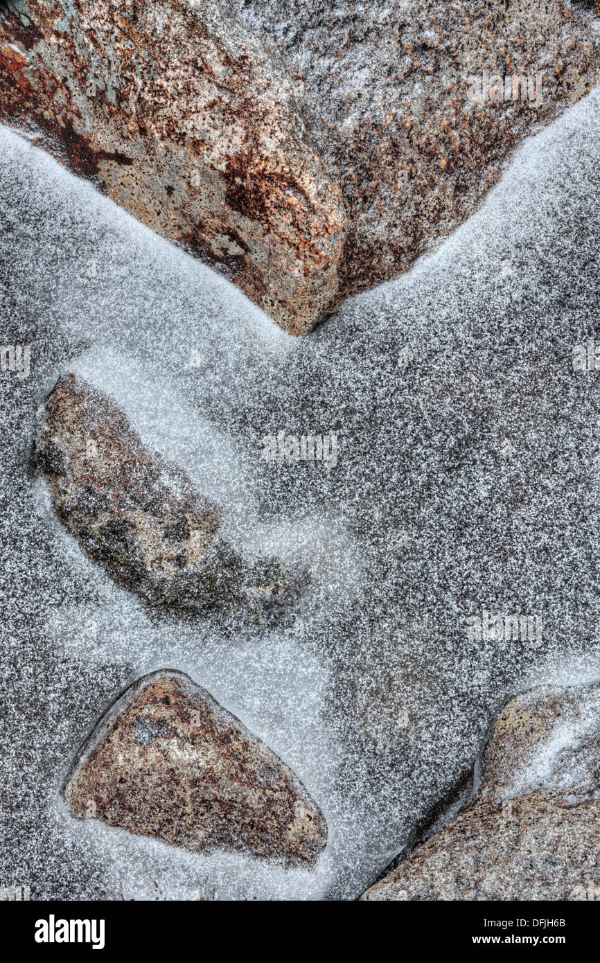 Le granit, de la glace et de la neige au Lochan na-h-Achlaise sur Rannoch Moor dans les Highlands d'Ecosse Banque D'Images