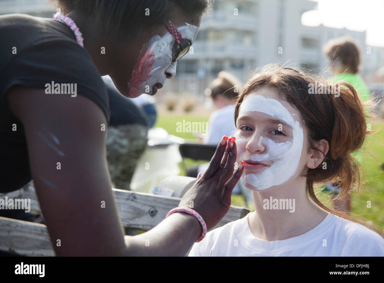 Ashbury, New Jersey, USA. 05Th Oct, 2013. Le Thw New Jersey Zombies à pied créé en 2008. Elle détenait le record mondial Guinness pour le plus grand rassemblement de zombies, avec un nombre de 4 093 zombies, depuis 2009. Ce record est tombé officiellement 8 027 zombies à les Villes Jumelles Zombie Pub Crawl dans le Minnesota en 2012. Cette année, 5 octobre, 2013, ce Record Guinnes a été mordu avec plus de 10000 zombies et retournés au Ashbury, New Jersey. Crédit : Alex Potemkin/Alamy Live News Banque D'Images