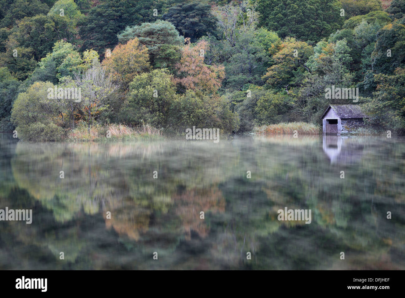 Matin d'automne brumeux sur Rydal Water dans la région des lacs de l'Angleterre avec la cote la remise à bateaux. Banque D'Images