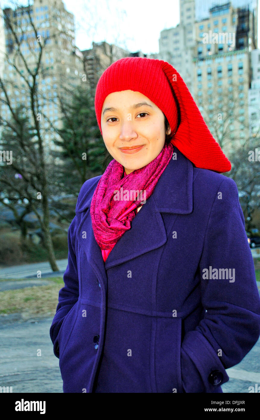 Joli sourire femme Latino dans Central Park, New York City, USA Banque D'Images