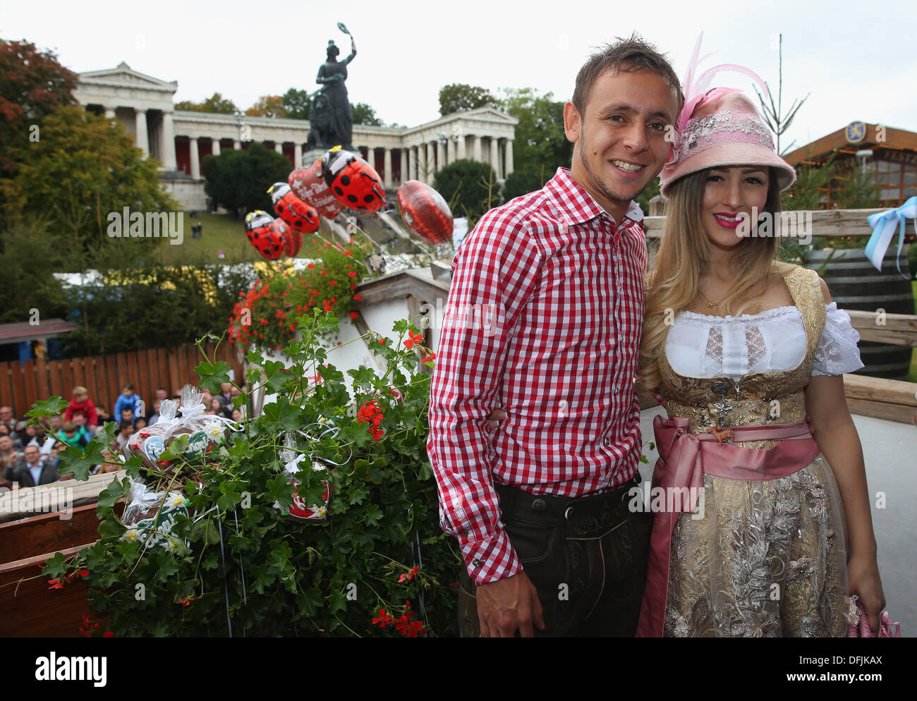 MUNICH, ALLEMAGNE - 06 OCTOBRE : Rafinha de Bayern Muenchen pose avec Katja Butylina en face de l'ensemble de la Bavière, une statue en bronze moulé sable monumentale datant du 19ème siècle statue et le Hall of Fame (Ruhmeshalle) au cours de l'Oktoberfest 2013 Kaefers Wiesenschaenke au festival de la bière le 6 octobre 2013 à Munich, Allemagne. La Bavière est la personnification féminine de la patrie bavaroise et, par extension, sa force et sa gloire. Credit : kolvenbach/Alamy Live News Banque D'Images