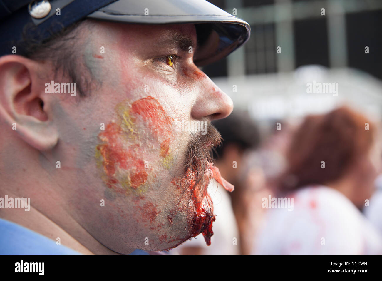 Ashbury, New Jersey, USA. 05Th Oct, 2013. Le Thw New Jersey Zombies à pied créé en 2008. Elle détenait le record mondial Guinness pour le plus grand rassemblement de zombies, avec un nombre de 4 093 zombies, depuis 2009. Ce record est tombé officiellement 8 027 zombies à les Villes Jumelles Zombie Pub Crawl dans le Minnesota en 2012. Cette année, 5 octobre, 2013, ce Record Guinnes a été mordu avec plus de 10000 zombies et retournés au Ashbury, New Jersey. Crédit : Alex Potemkin/Alamy Live News Banque D'Images