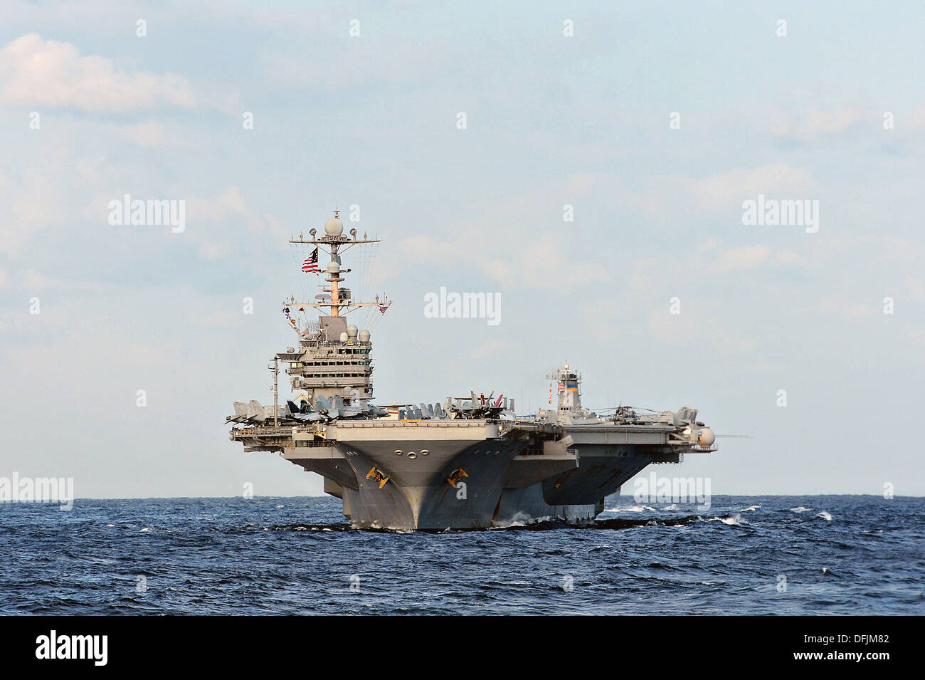 US Navy porte-avions USS George Washington se déplace en formation lors d'un exercice d'entraînement 3 octobre 2013 le long de la mer du Japon. Banque D'Images