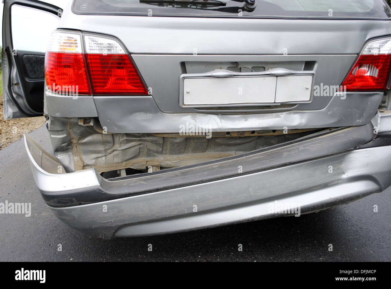 Pare-choc arrière de la voiture après un accident de voiture Photo Stock -  Alamy