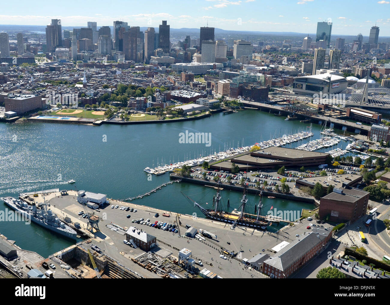 Photo aérienne de l'USS Constitution, le USS Cassin Young, le Charlestown Navy Yard et la ville de Boston le 25 septembre 2013 à Charleston, MA. Banque D'Images