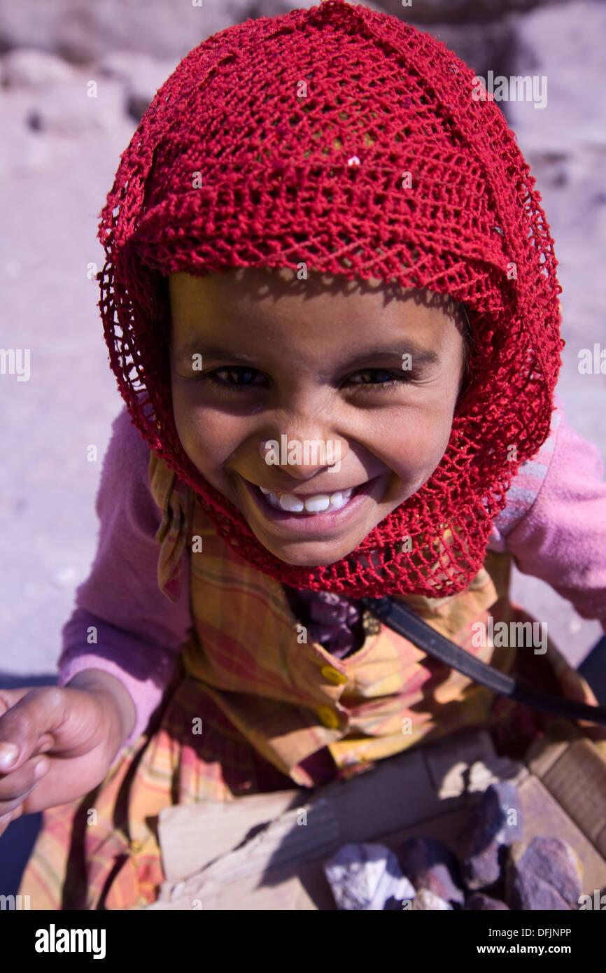 Une jeune fille bédouine vu à Pétra, en Jordanie. Banque D'Images