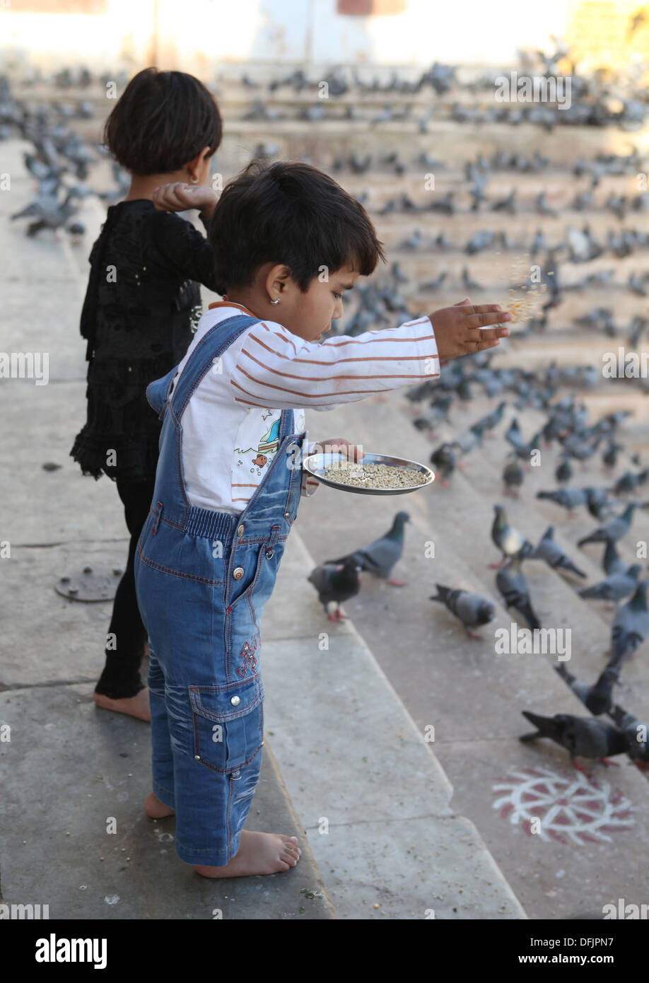 Deux jeunes enfants dans la cour de Pushkar,Rajasthan, Inde. Banque D'Images