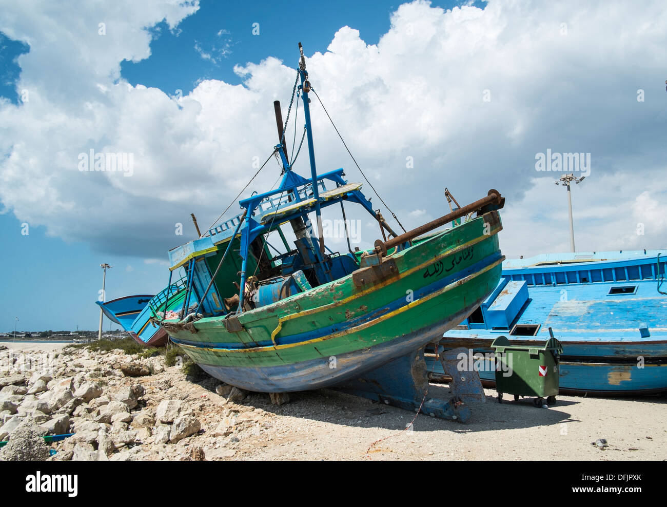 Bateaux utilisés pour amener les migrants d'Afrique du Sud au port de Portopalo di c Passero, Sicile sont stockés dans une zone dans le port Banque D'Images