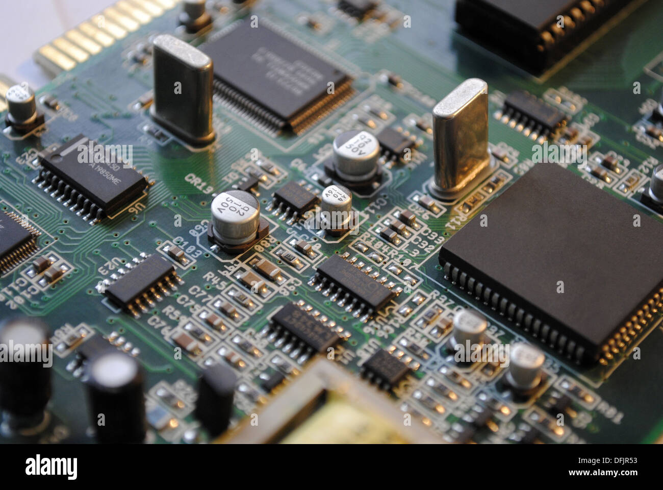 La carte électronique de l'ordinateur avec des frites, les microprocesseurs, transistors, d'explorateurs et d'autres pièces électroniques. Banque D'Images