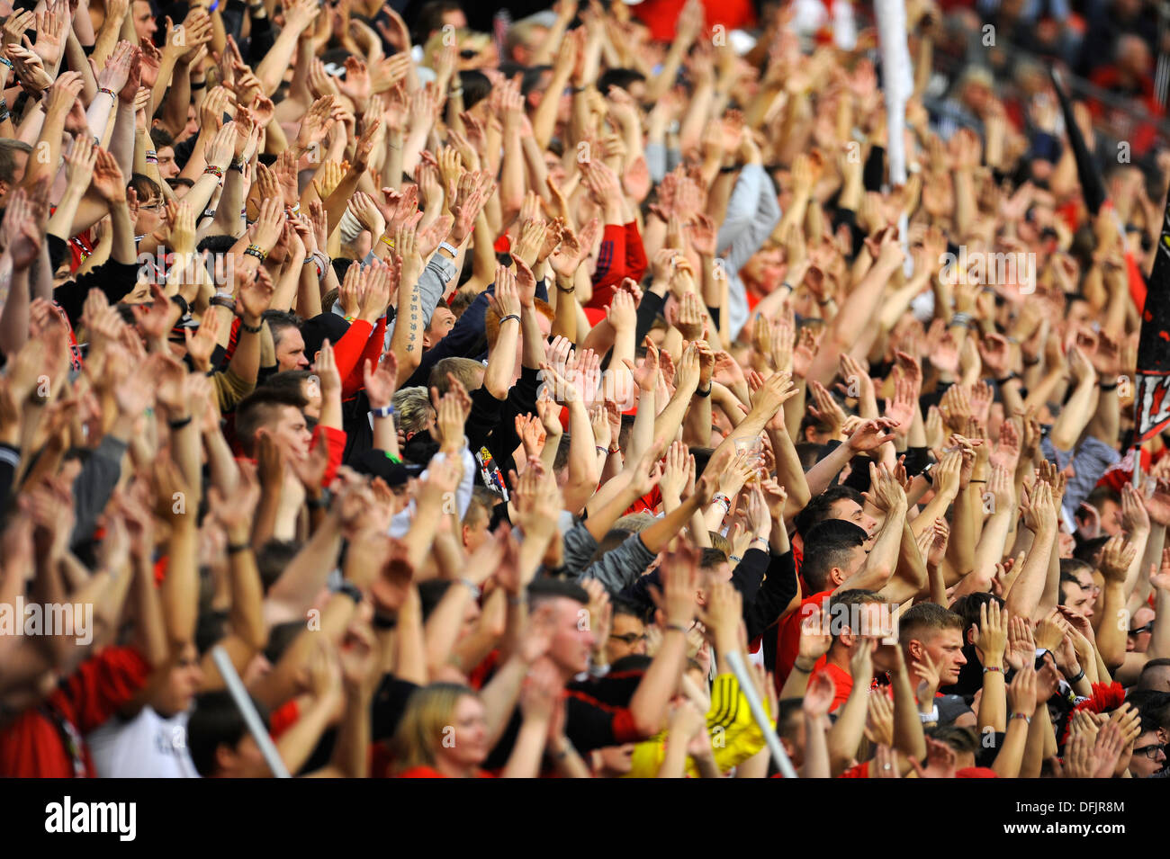 Les partisans du club de Bundesliga allemande Bayer 04 Leverkusen lever la main à l'appui Banque D'Images