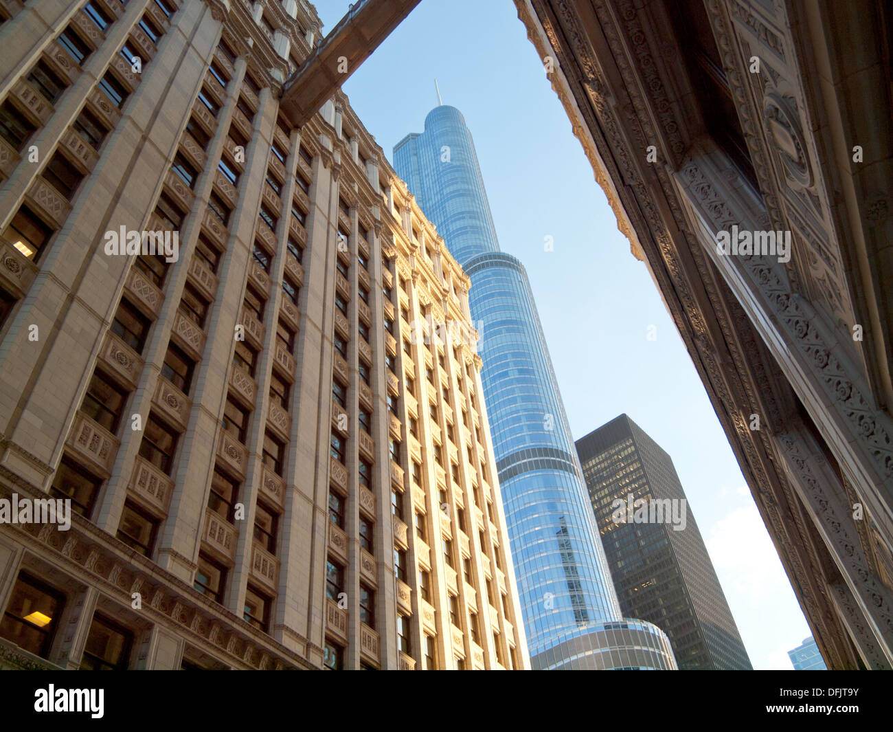 Une vue sur le Wrigley Building et le Trump International Hotel and Tower Chicago à Chicago, Illinois. Banque D'Images